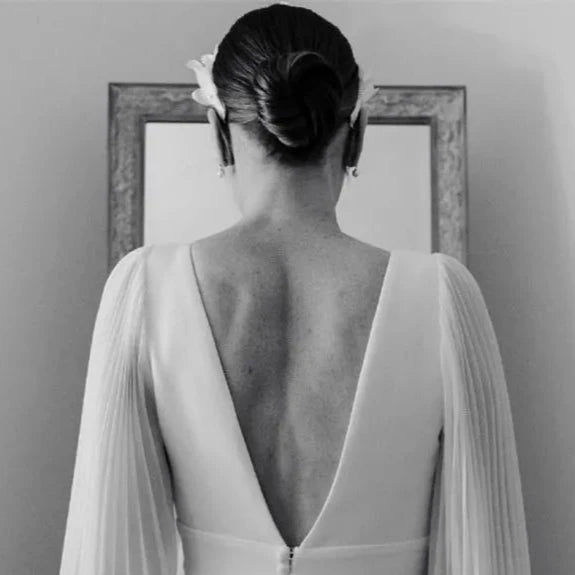 Thumbnail: Minimalist A-Line Spandex Wedding Dress – V-Neck, Puff Sleeves, Backless Desig