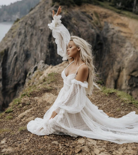 Thumbnail: Classic Bohemian Tulle Wedding Dress with Sweetheart Neckline and Spaghetti Stra