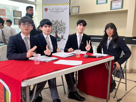 Patricianos participan en Torneo de Debate en Colegio Chileno Árabe