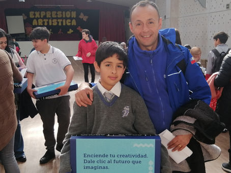 Patricianos ganadores de Becas TIC retiran sus computadores