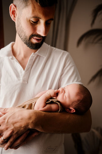 papa et son bébé dans les bras