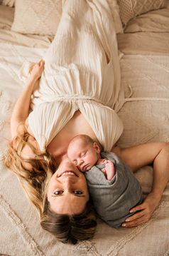 maman et bébé allongés sur un lit 