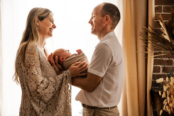 jeunes parents qui viennent d'avoir un bébé 