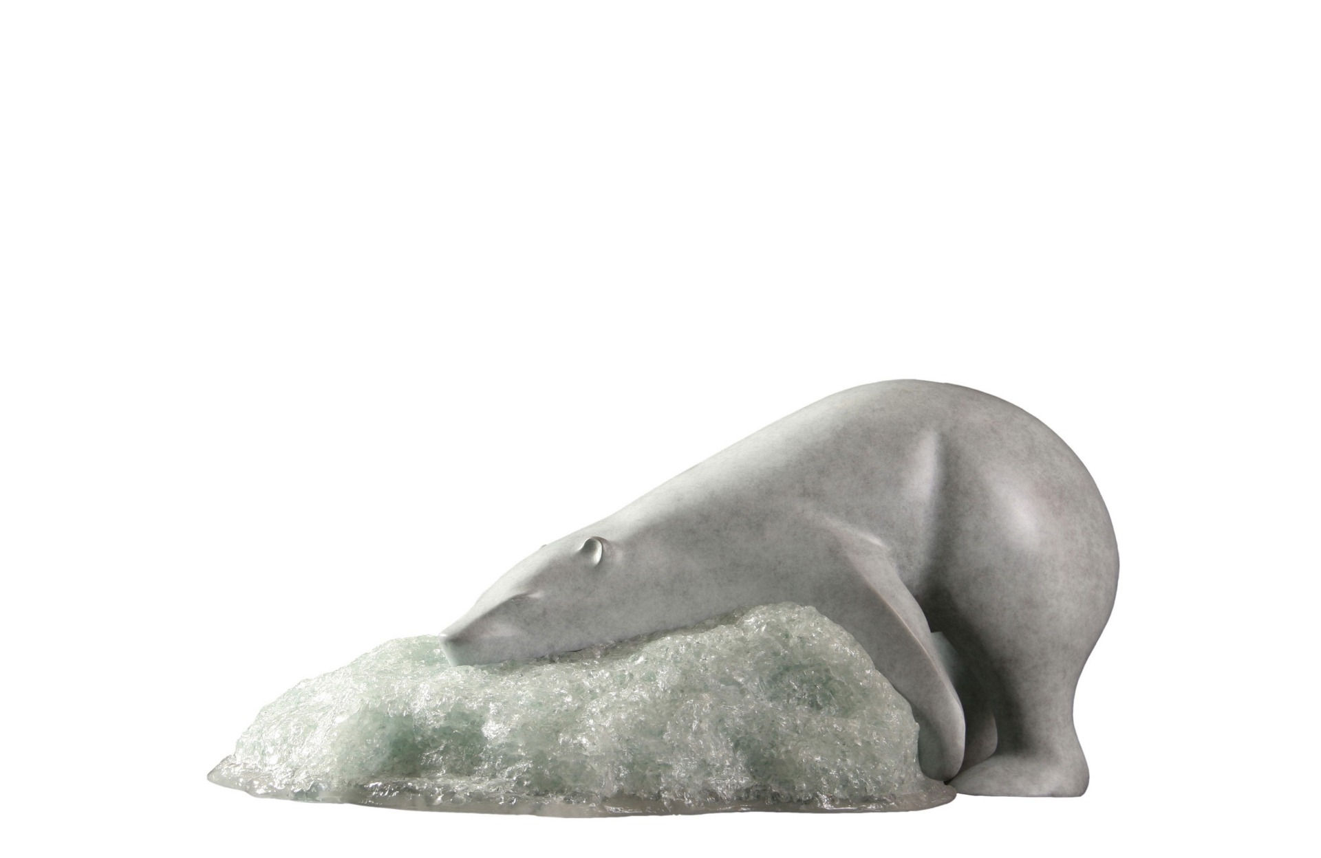 Bronzen sculptuur van een ijsbeer, gemaakt door Mark Dedrie, bekend om zijn verfijnde en gedetailleerde kunstwerken.