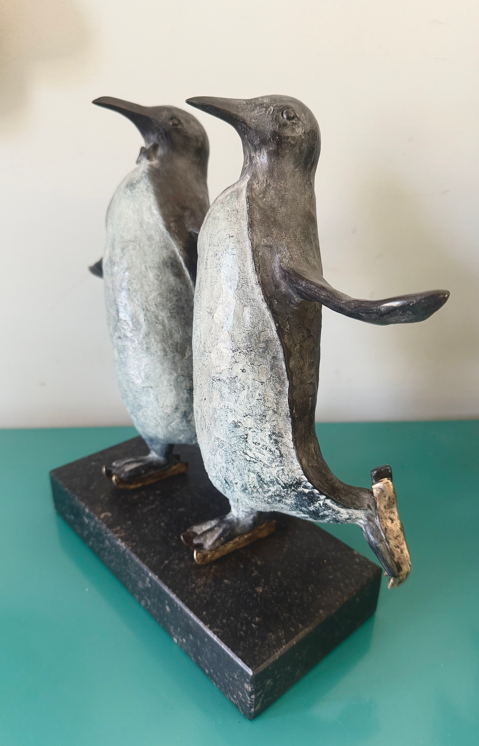 Thumbnail: pinguins van annemarie van der kolk, kunstenares uit dalfsen, te koop als brons beeld bij all in gallery