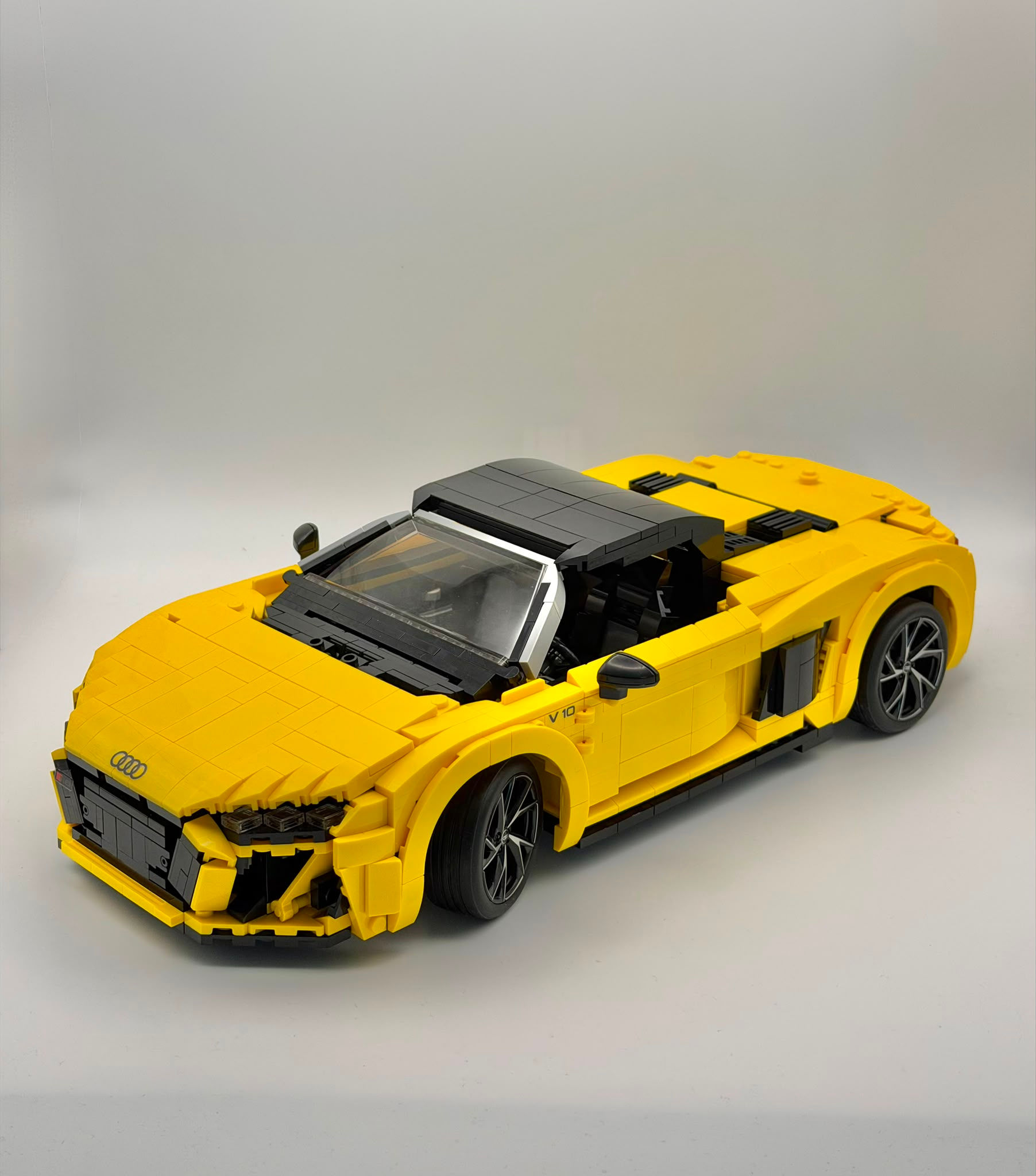 Rastar 93800-Y - Audi R8 Spyder Gelb