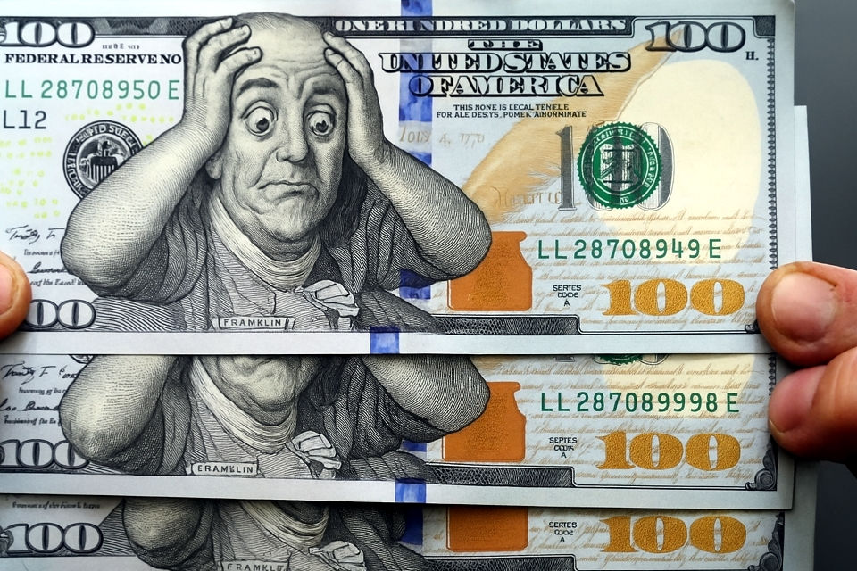 El dólar se dispara 7%, acciones se hunden y riesgo país supera los 900 puntos