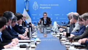 Desafíos Económicos: Entre la Incertidumbre del Dólar y la Gobernabilidad"
