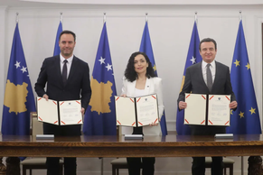 Líderes de Kosovo firman una solicitud para su ingreso a la UE