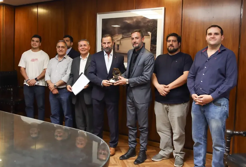 El Concejo Deliberante teje una invitación al Papa con un rosario de plata