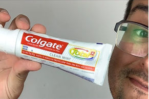 ANMAT prohíbe venta de una crema dental por causar lesiones orales