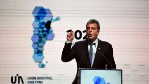 Massa llama a empresarios a recuperar el valor de nuestra moneda