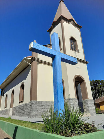 A Igreja São Sebastião das três Orelhas, em Gonçalves, MG, descansa em sua majestade bucólica.