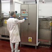 Fryer
A skilled crispy potato engineer at the fryer controls