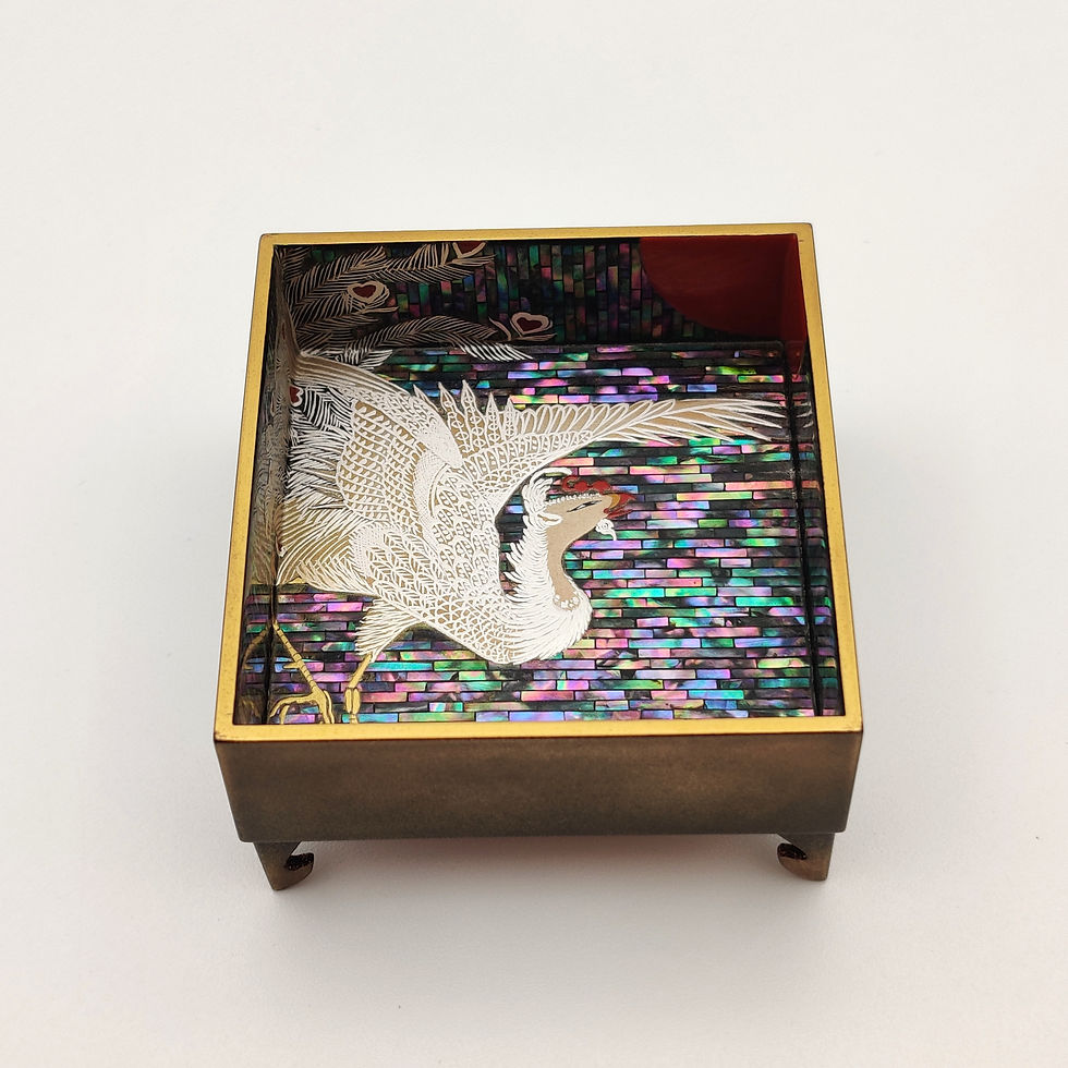 Thumbnail: Go board-shaped Lidded Box with Maki-e of Phoenix