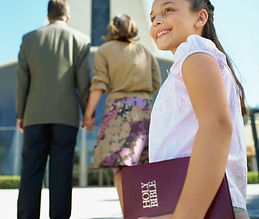 Menina que vai à Igreja