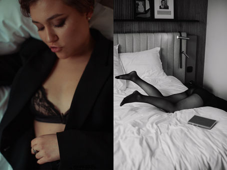 Portrait artistique d’une femme à l’hôtel, charme et raffinement parisien./ Artistic portrait of a woman at the hotel, Parisian charm and refinement.