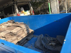 コンテナに瓦産廃