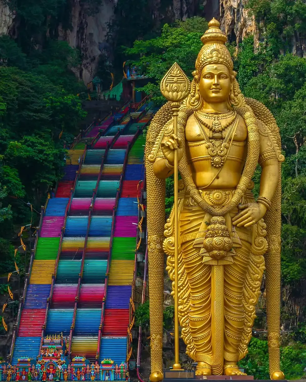 Murugan Statue at Batu Caves in Selangor, Malaysia, a monumental Lord Murugan statue representing Hindu devotion, pilgrimage, Tamil heritage, and the sacred traditions of Batu Caves.
