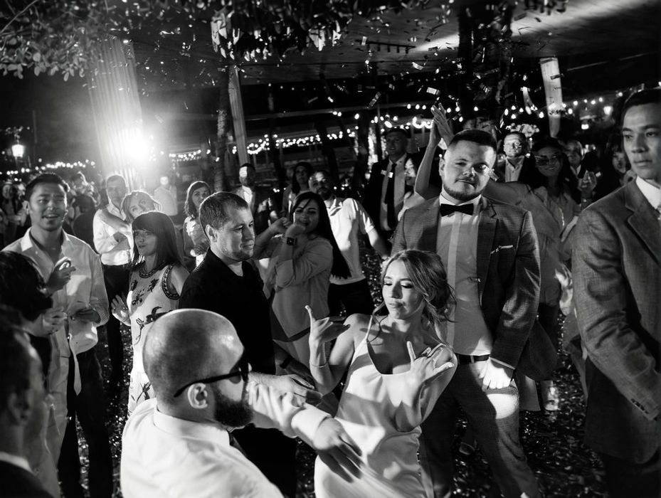 Організація весілля — це процес, який вимагає професійного підходу. Від вибору ведучого та фотографа до створення декору й технічного забезпечення — кожна деталь впливає на загальне враження.
Наша весільна агенція Zakohani Event працює з парами, які цінують індивідуальність і креатив. Ми створюємо концепції, що відображають характер та історію закоханих, і реалізуємо їх з увагою до найдрібніших деталей. Весілля з нами — це не просто свято, а справжній шедевр, де кожна мить продумана й наповнена емоціями.