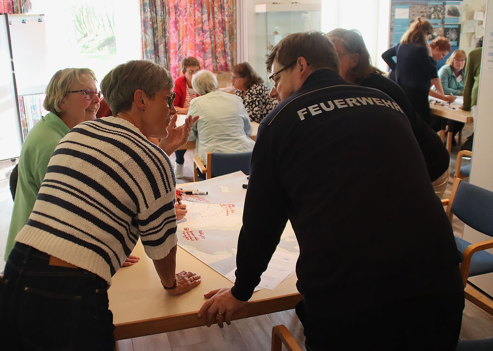 Das Foto zeigt eine Gruppe von Menschen vor einer beleuchteten Wand.