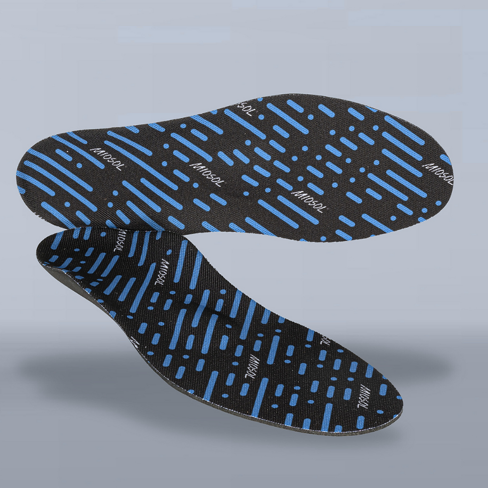 Schwarze Einlagen mit blauem Muster auf hellem Hintergrund