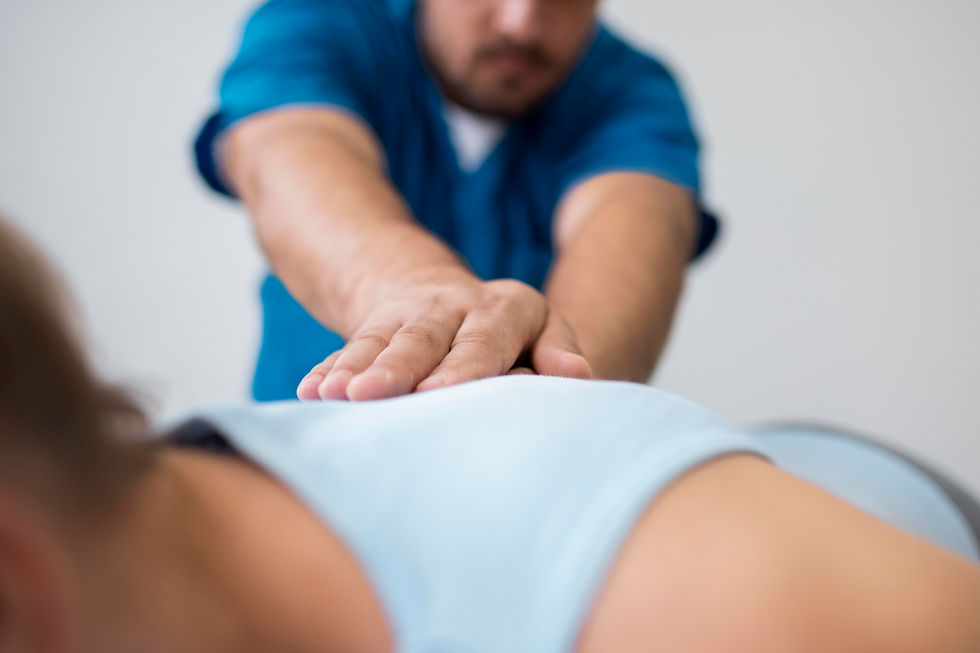 Rückenmassage durch Physiotherapeut zur Muskelentspannung