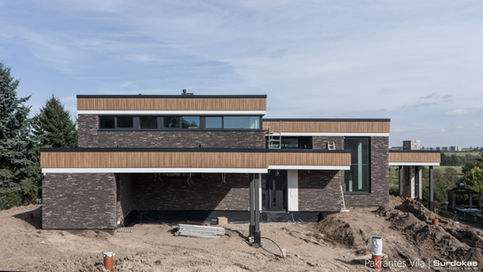 Statomas modernus prabangus namas Klaipėdoje ant Danės upės kranto pagal Surdokų architektūros studijoje sukurtą namo projektą