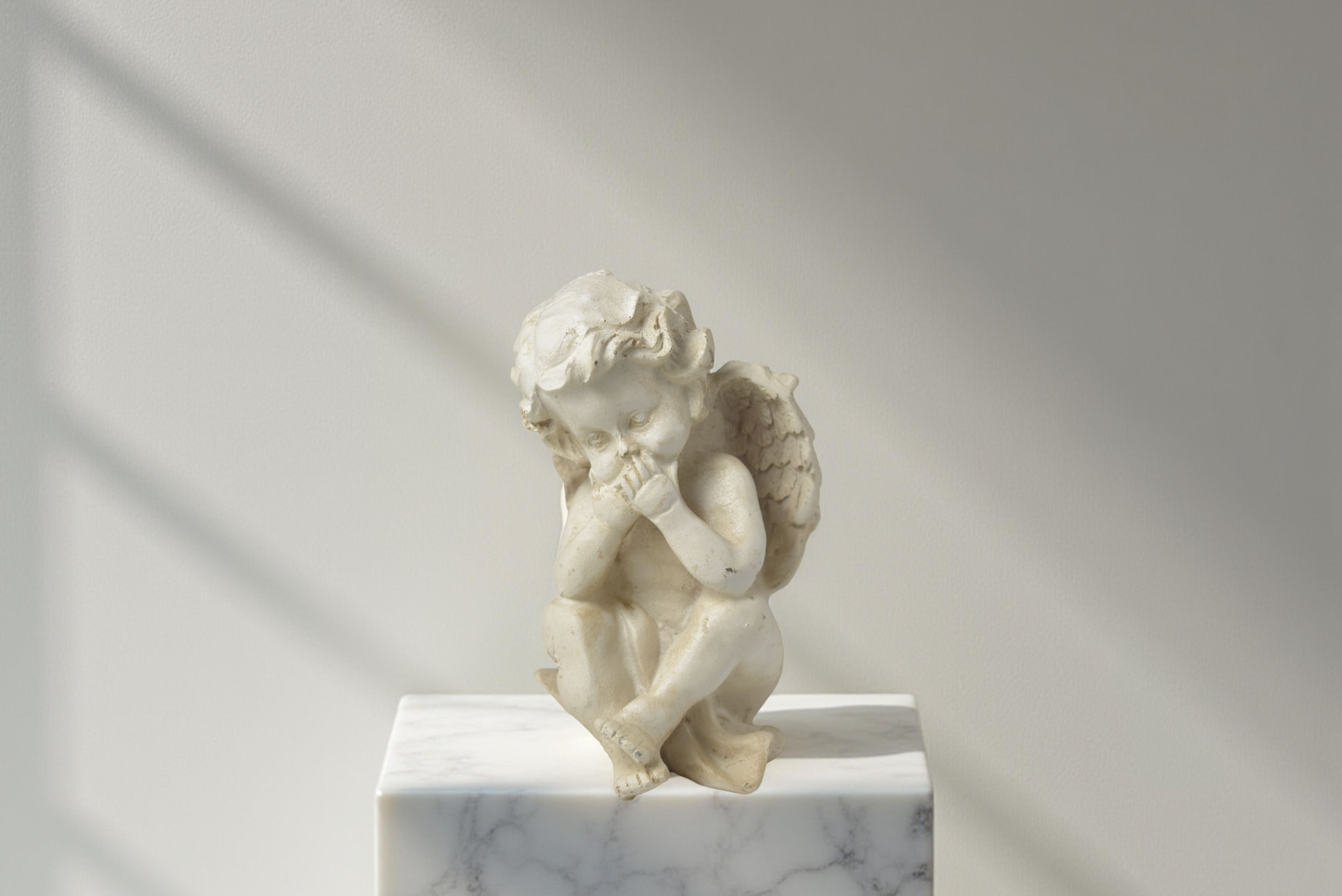 Керамички декоративен ангел