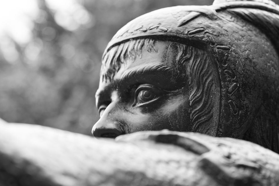 Bronze Robin hood statue Nottingham_.jpg