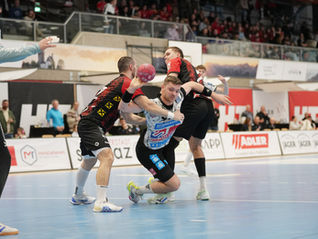 Hard gewinnt Gruppe West, Adler auf Platz 2