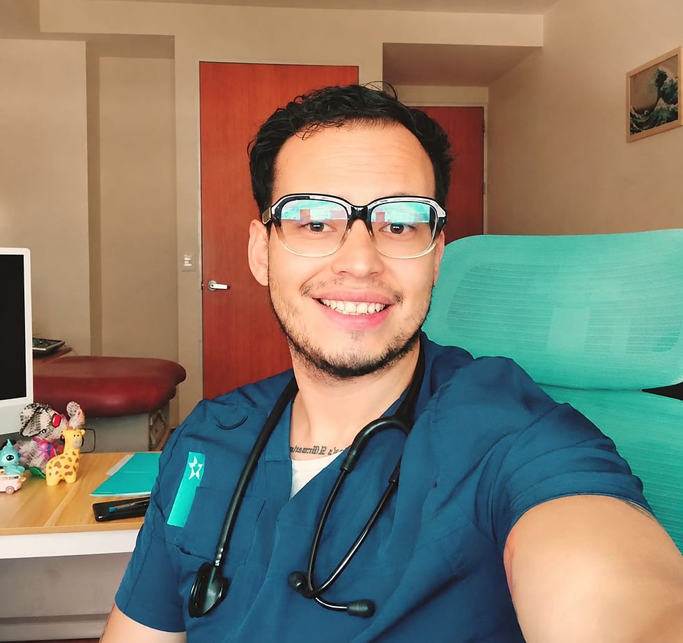 Doctor sonriente en consulta de medicina general