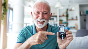 un homme agé content de son résultat de la glycémie