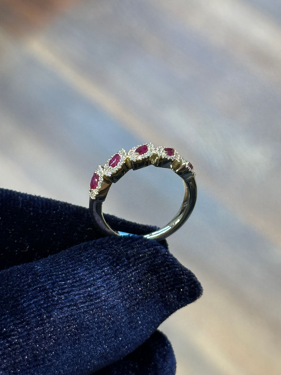 Miniatura: Women's Diamond and Ruby Ring
