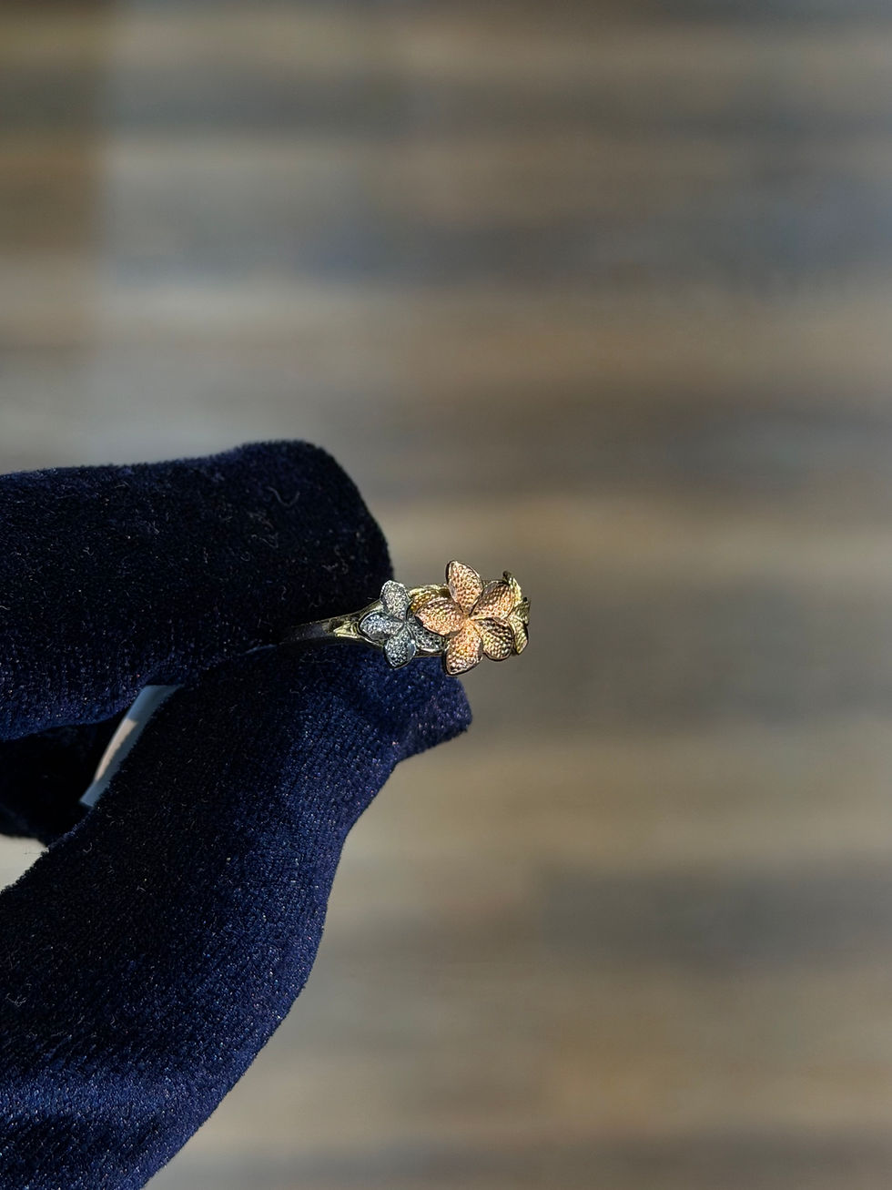 Miniatura: 10K Tri-Color Hibiscus Flower Ring