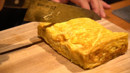 Making tamagoyaki in a Japanese cooking class