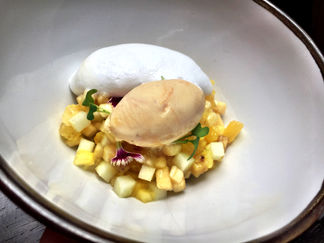 Frutas al wok con espuma de coco con helado de dulce de leche.