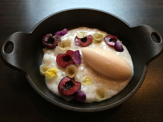 Arroz con leche y helado de lichies.