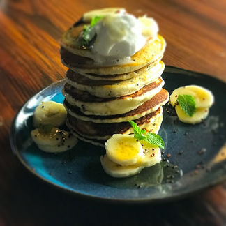 Pancakes de soya con coco, semillas de amapolas y bananas.