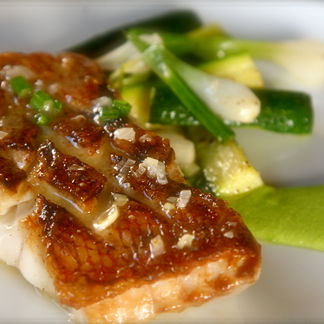 Pargo Rojo Asado Sobre Crema De Guisantes Y Menta.