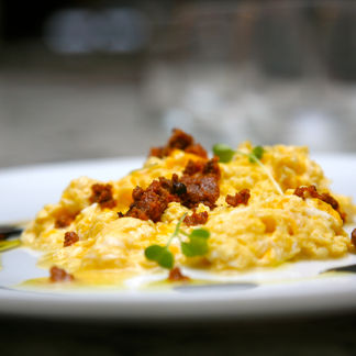 Huevos Rotos, Oricios (Erizos De Mar) Y Salsa De Chipirones.