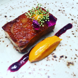 Panceta ibérica confitada a la provenzal con puré de mango y toque asiático.