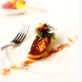 Foie-Gras Caliente De Pato En Ensalada De Flores, Pincelada De Reducción De Balsámico Y Salsa.