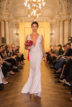Vestido de novia con flecos
