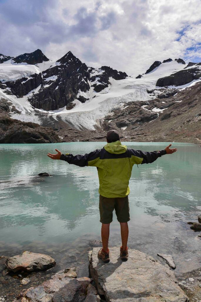 Sendero de trekking hacia el Glaciar Vinciguerra, entre bosques y turberas fueguinas.