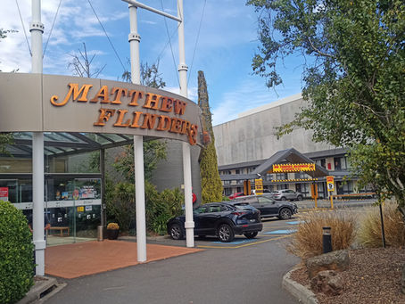 Why is the Matthew Flinders Hotel a local institution?
