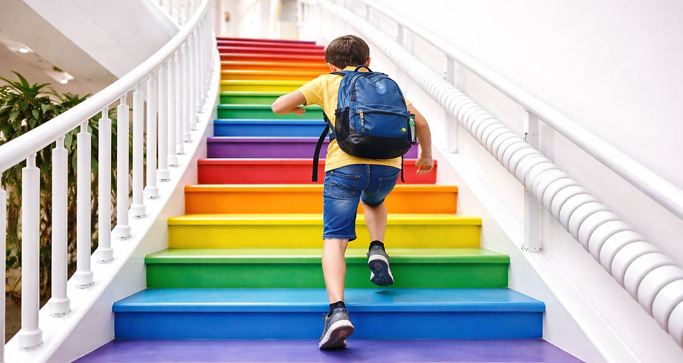 ragazzo sale dalle scale colorate
