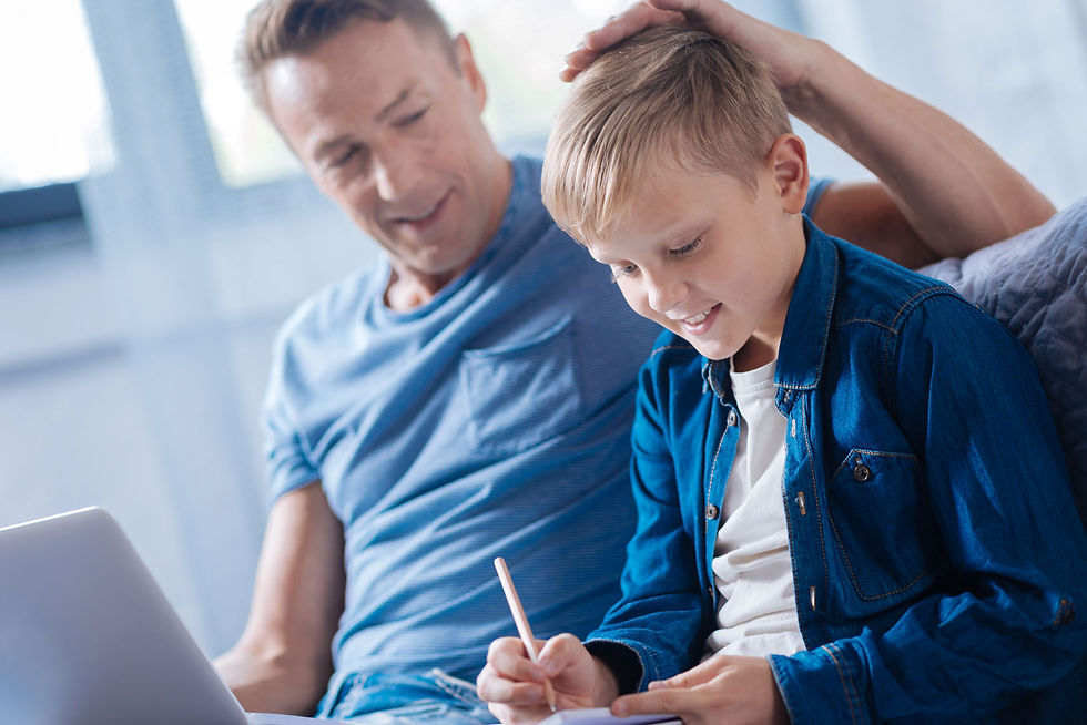 papà accarezza suo figlio_grande