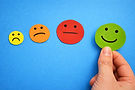 Mano che sceglie emoticon felice per valutazione.