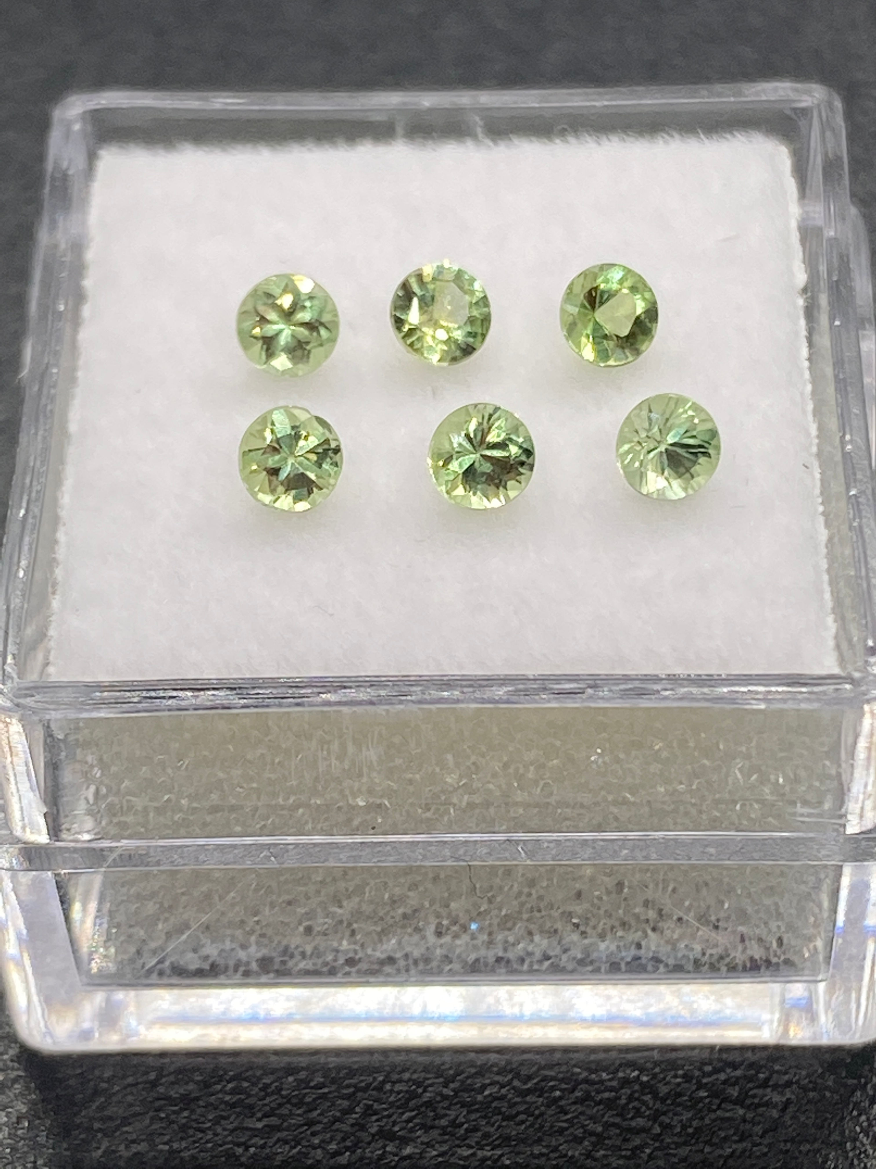 Green Sapphire | Round | One piece of 3.2 mm